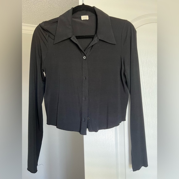 Aritzia Tops - Aritzia button up top - cropped pose shirt